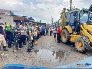 Semangat Gotong-royong, Polsek Pangkalan susu dan Masyarakat Bersihkan Sampah